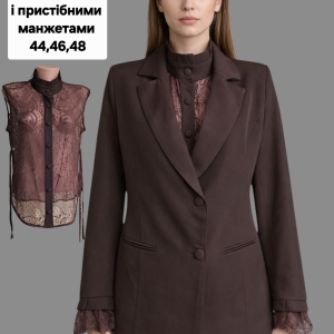 Піджак з гіпюровою манішкою.